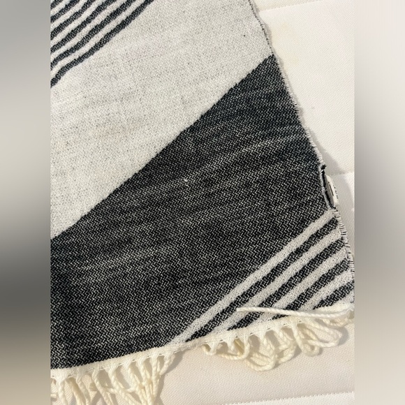 NWT-GAP NEW WITH TAGS SOFT SCARF - Picture 2 of 3